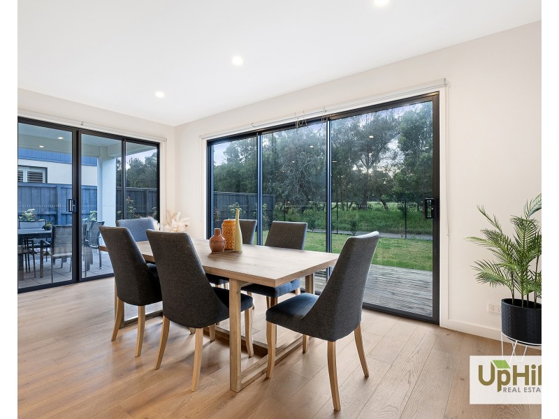 8 Ritz View, Cranbourne North VIC 3977