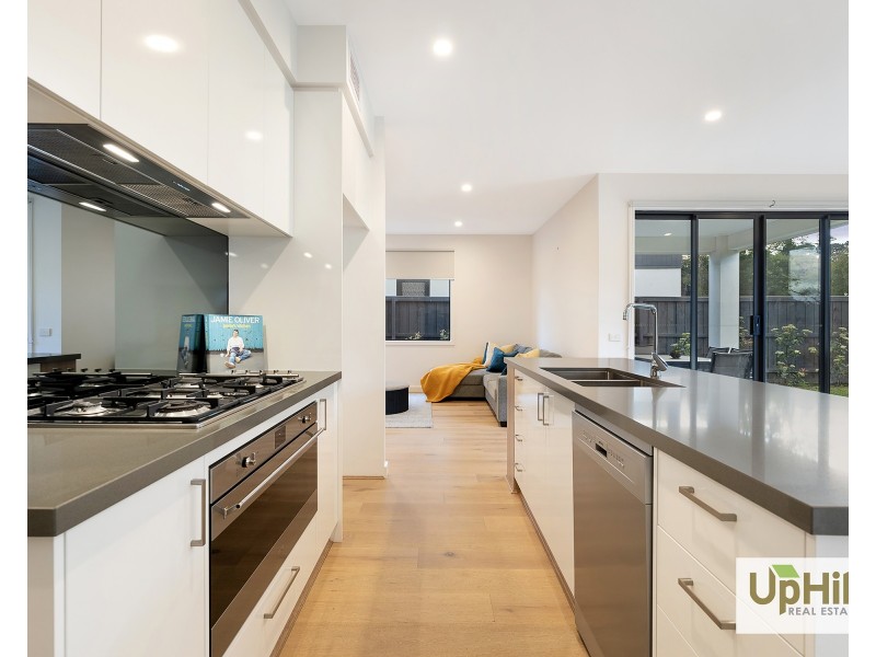 8 Ritz View, Cranbourne North VIC 3977