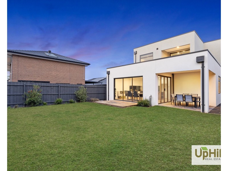 8 Ritz View, Cranbourne North VIC 3977