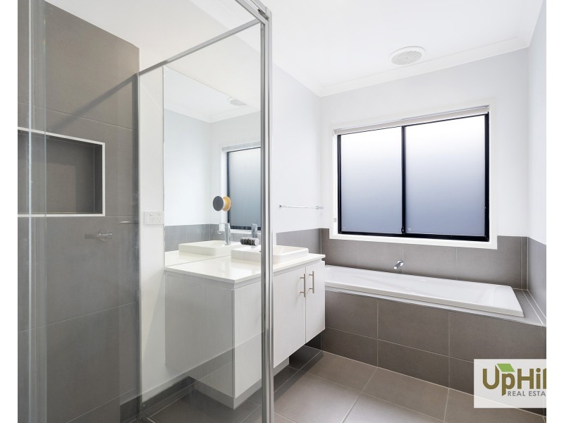 66 Viewbright Road, Clyde North VIC 3978