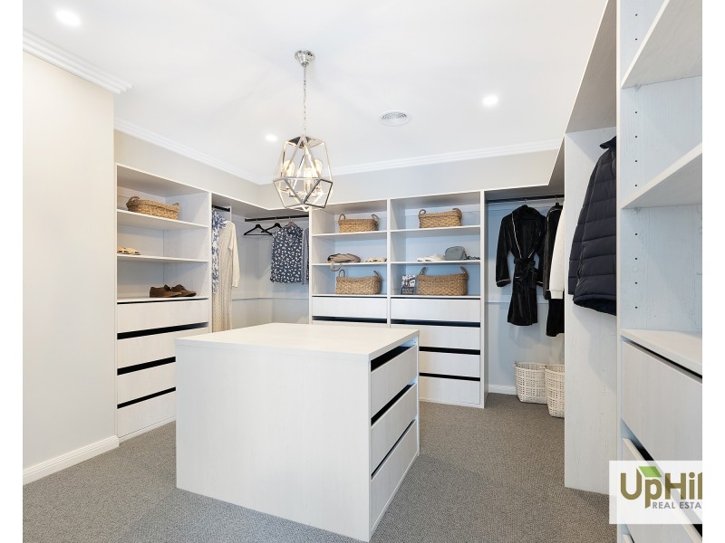 13 Grazing Way, Clyde North VIC 3978