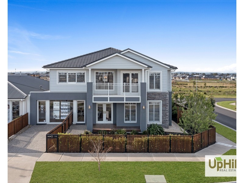13 Grazing Way, Clyde North VIC 3978