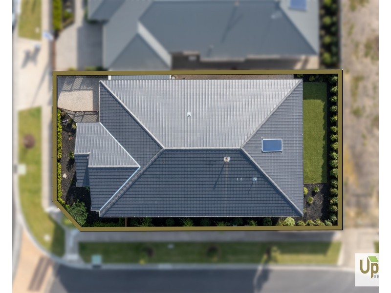 13 Grazing Way, Clyde North VIC 3978