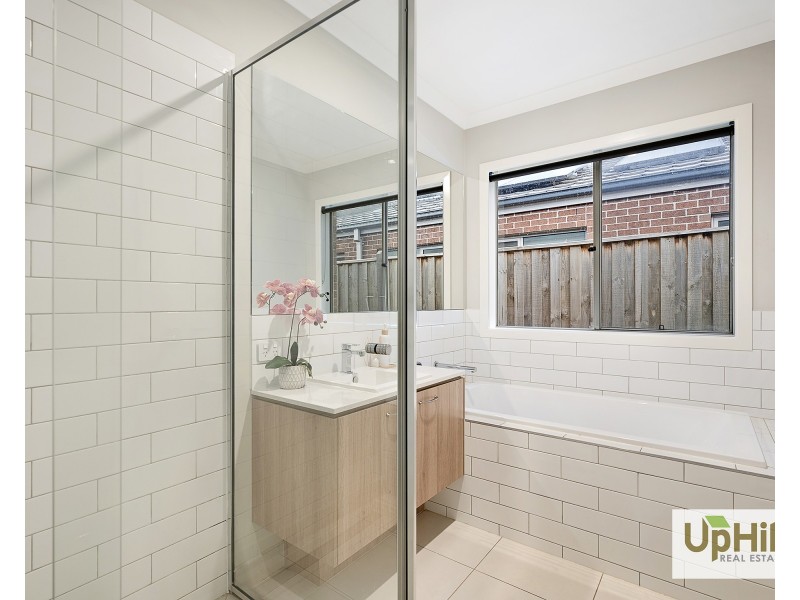 40 Cherokee Parade, Clyde VIC 3978