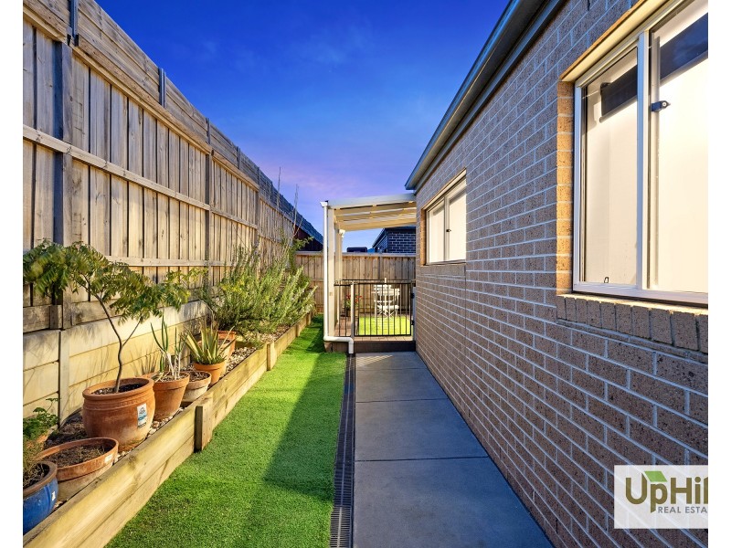 40 Cherokee Parade, Clyde VIC 3978