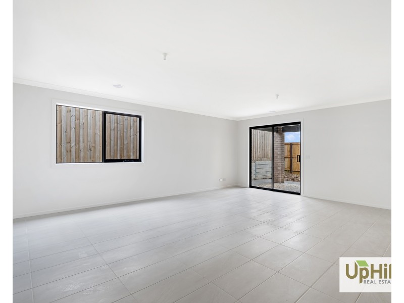 11 Mornington Crescent, Nar Nar Goon North VIC 3812