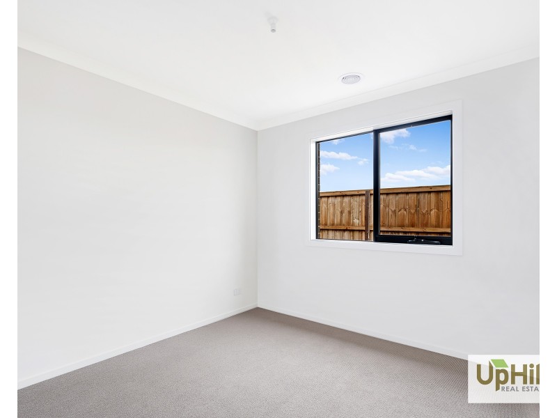 11 Mornington Crescent, Nar Nar Goon North VIC 3812