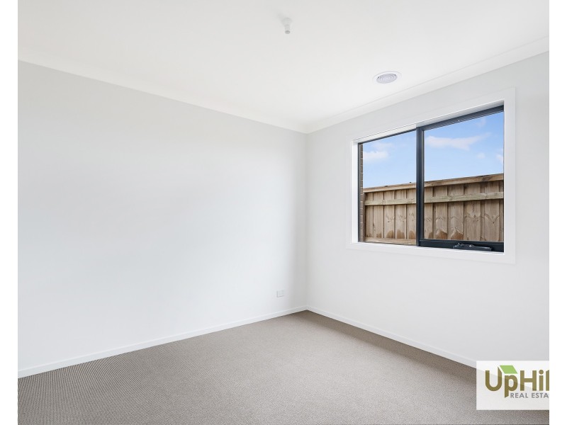 11 Mornington Crescent, Nar Nar Goon North VIC 3812