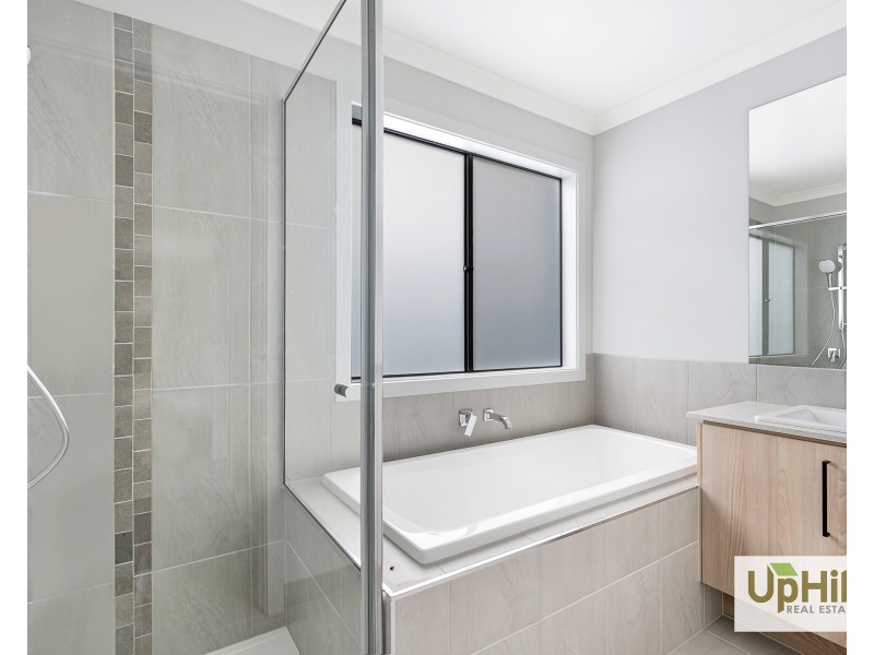 11 Mornington Crescent, Nar Nar Goon North VIC 3812