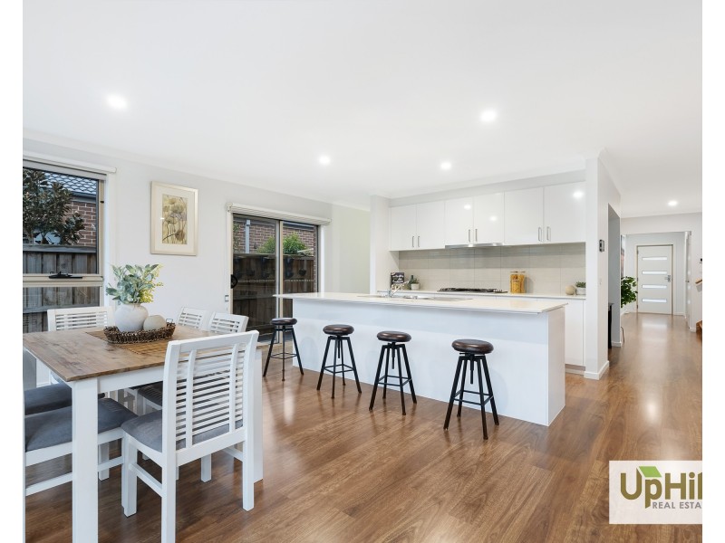 7 Graziers Crescent, Clyde North VIC 3978