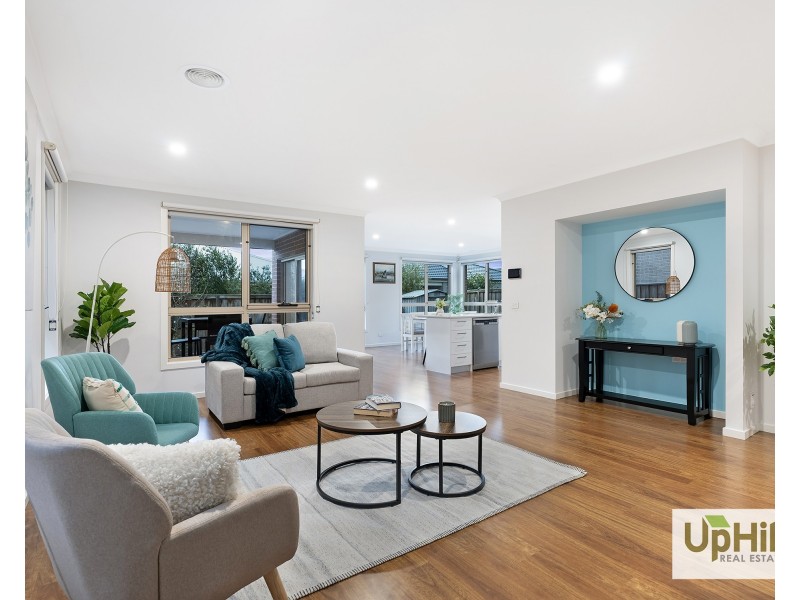 7 Graziers Crescent, Clyde North VIC 3978