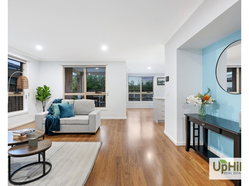 7 Graziers Crescent, Clyde North VIC 3978