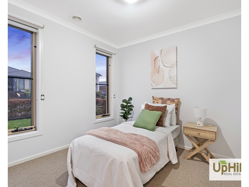 7 Graziers Crescent, Clyde North VIC 3978