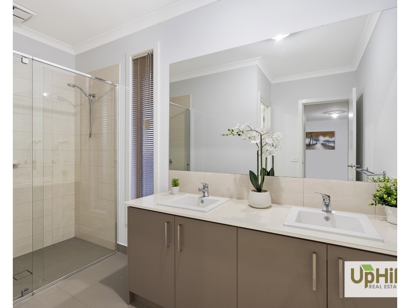 7 Graziers Crescent, Clyde North VIC 3978