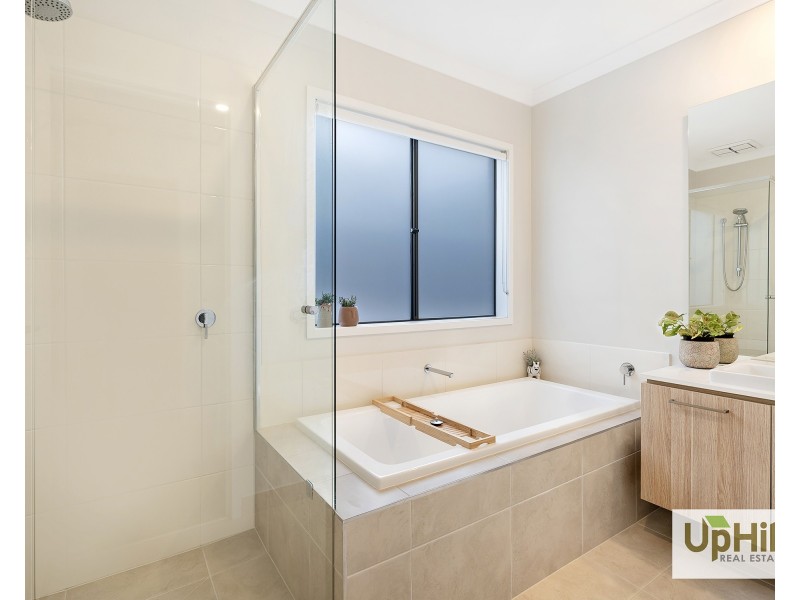 11 Pamir Circuit, Clyde North VIC 3978