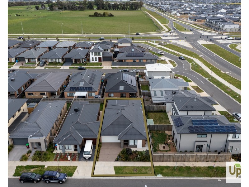 11 Pamir Circuit, Clyde North VIC 3978