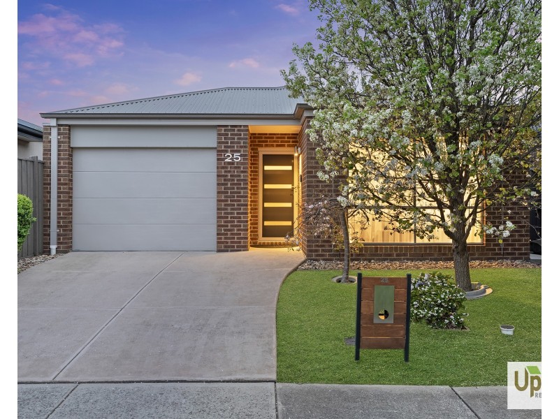 25 Serene Way, Clyde North VIC 3978