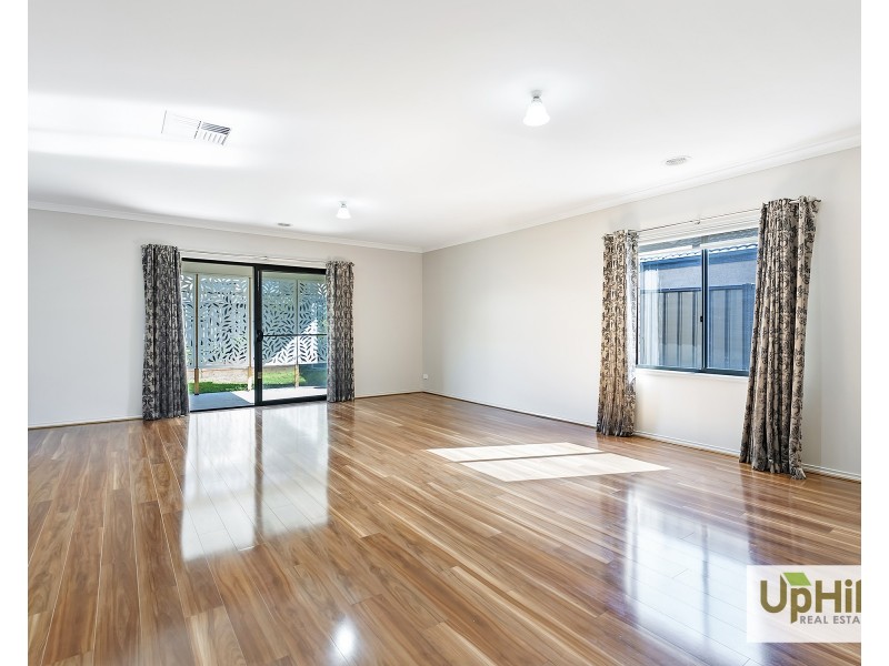 4 Salerno Way, Clyde North VIC 3978