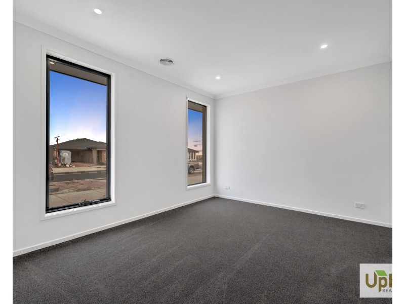 32 Cherokee Parade, Clyde VIC 3978