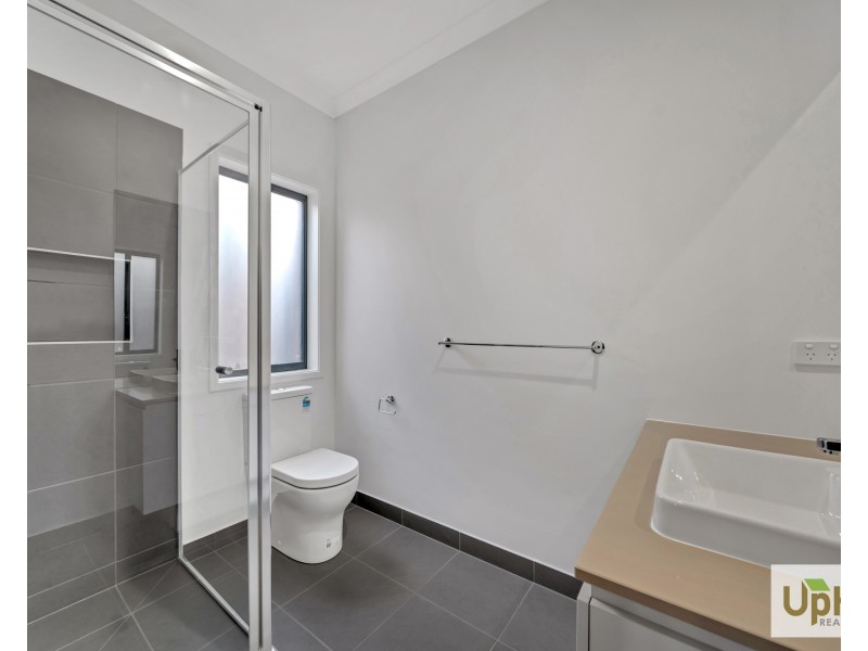 32 Cherokee Parade, Clyde VIC 3978