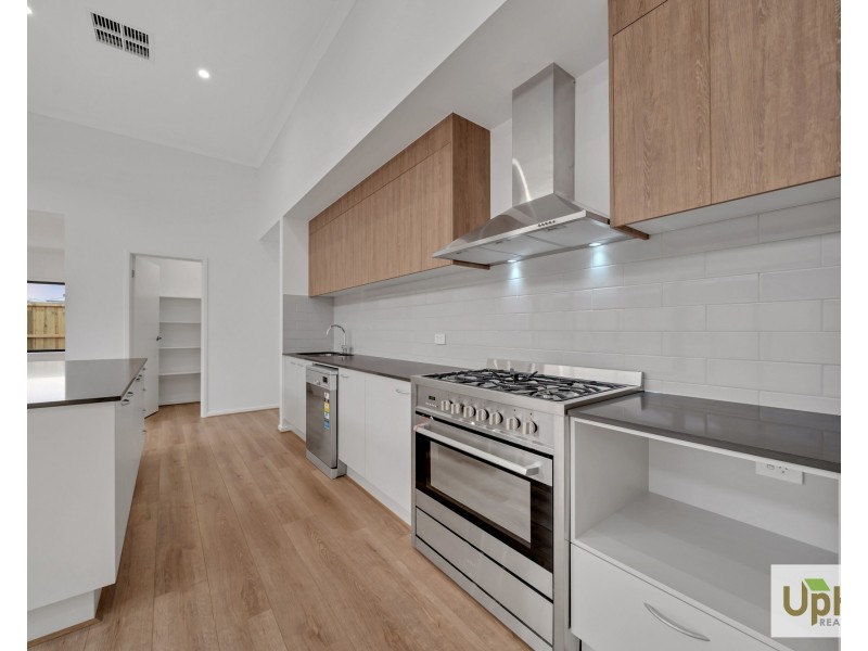 32 Cherokee Parade, Clyde VIC 3978