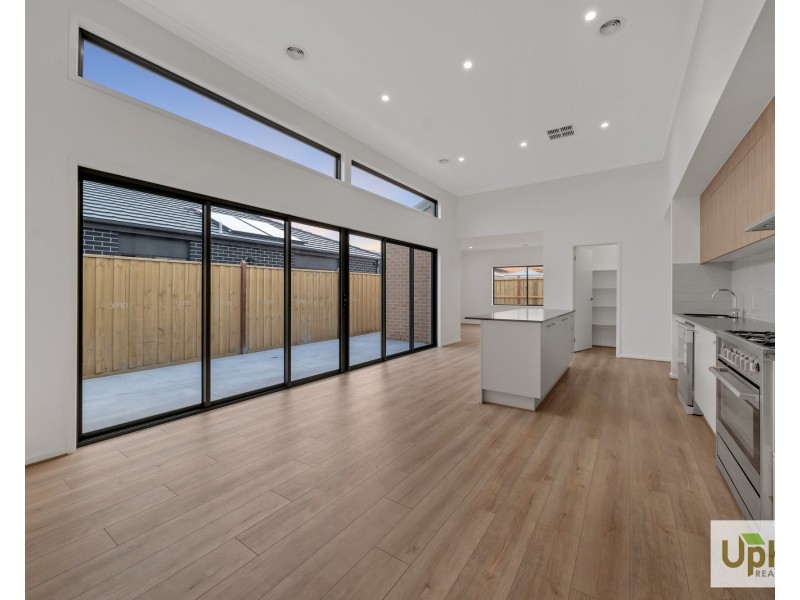 32 Cherokee Parade, Clyde VIC 3978