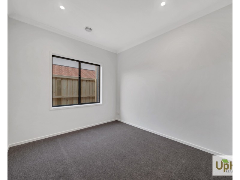 32 Cherokee Parade, Clyde VIC 3978