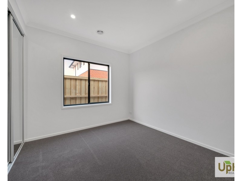 32 Cherokee Parade, Clyde VIC 3978