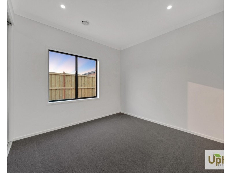 32 Cherokee Parade, Clyde VIC 3978