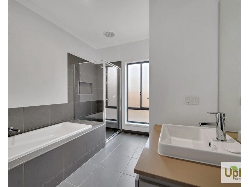 32 Cherokee Parade, Clyde VIC 3978