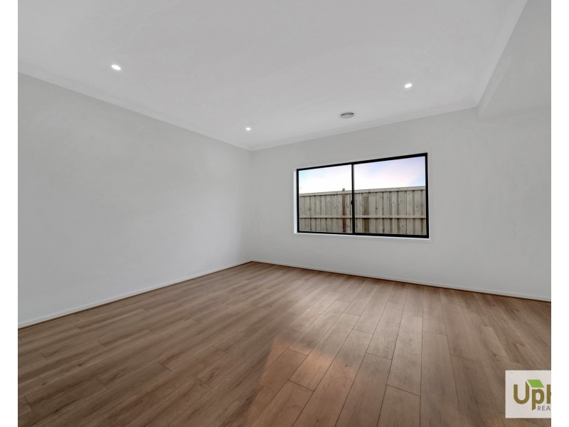 32 Cherokee Parade, Clyde VIC 3978