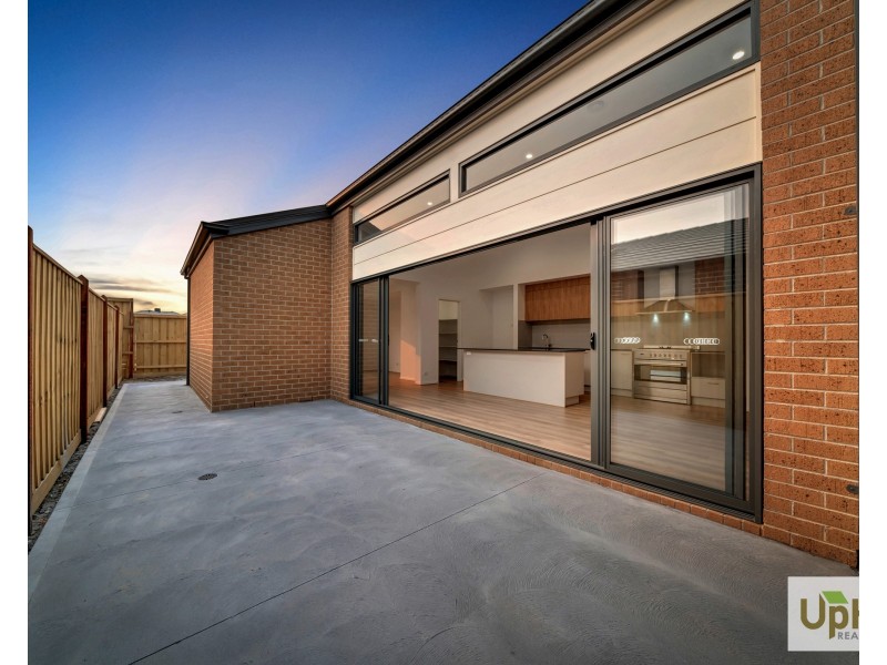 32 Cherokee Parade, Clyde VIC 3978