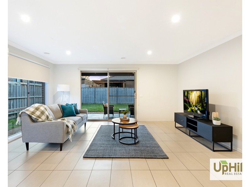 42 Merrin Circuit, Clyde North VIC 3978
