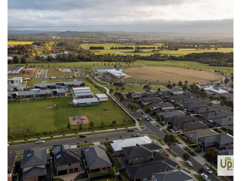 42 Merrin Circuit, Clyde North VIC 3978