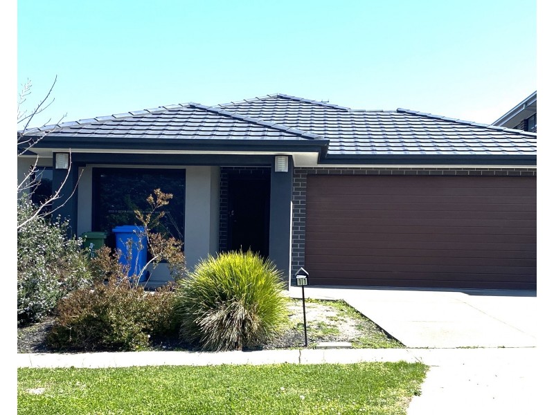 11 Rosanove Street, Clyde North VIC 3978