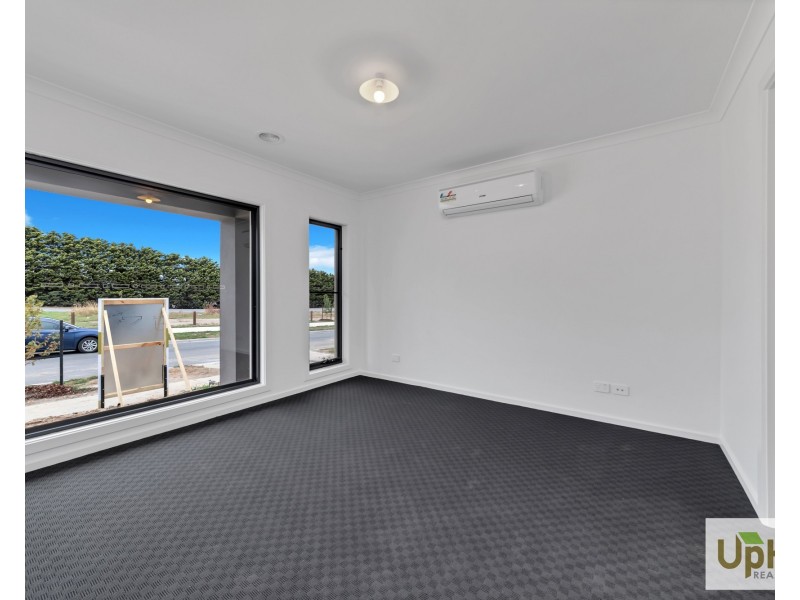 11 Rosanove Street, Clyde North VIC 3978