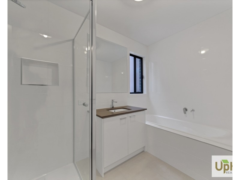 11 Rosanove Street, Clyde North VIC 3978