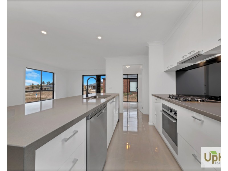 11 Rosanove Street, Clyde North VIC 3978