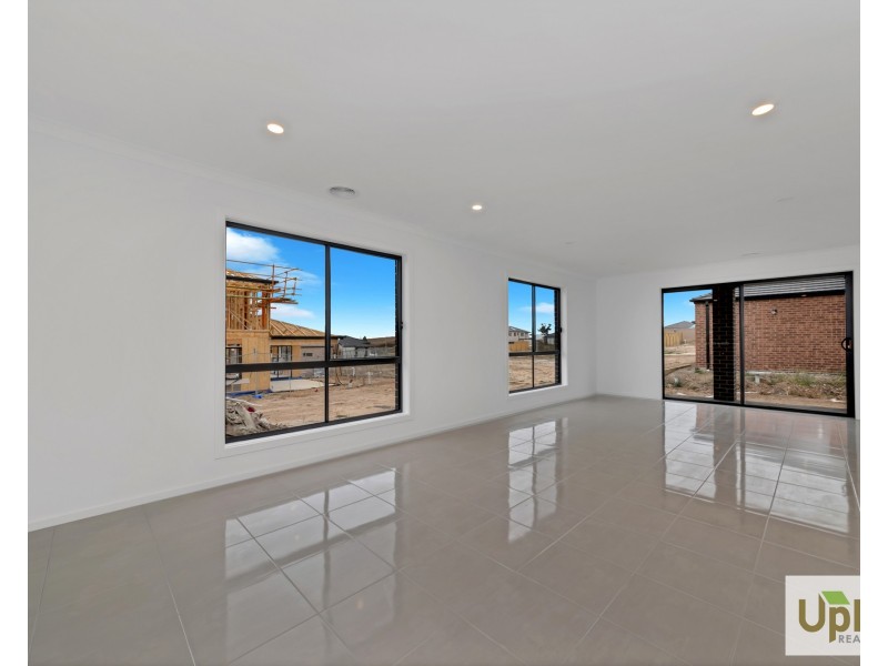 11 Rosanove Street, Clyde North VIC 3978