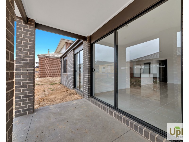 11 Rosanove Street, Clyde North VIC 3978