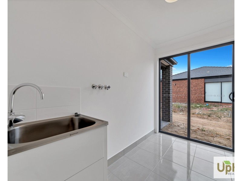 11 Rosanove Street, Clyde North VIC 3978