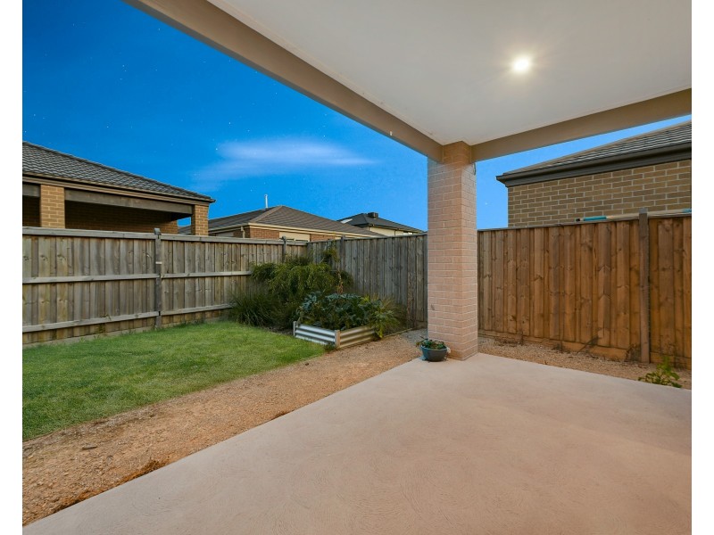 6 Elland Road, Clyde North VIC 3978