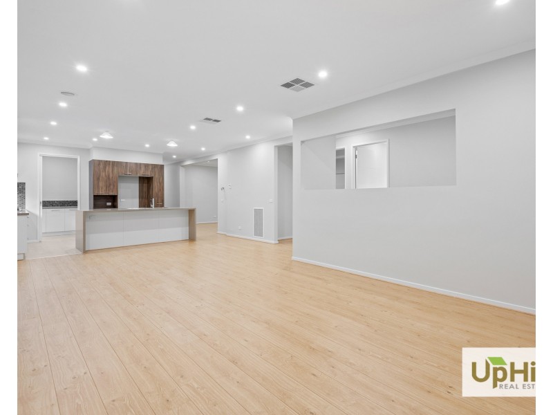 4 Deoro Parade, Clyde North VIC 3978