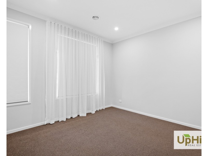 4 Deoro Parade, Clyde North VIC 3978