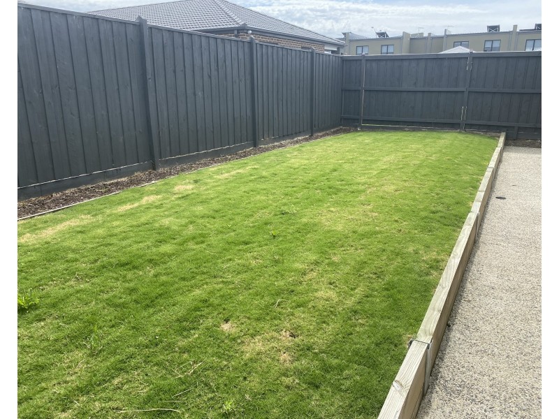 4 Deoro Parade, Clyde North VIC 3978