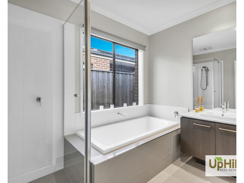 25 Shulze Drive, Clyde North VIC 3978