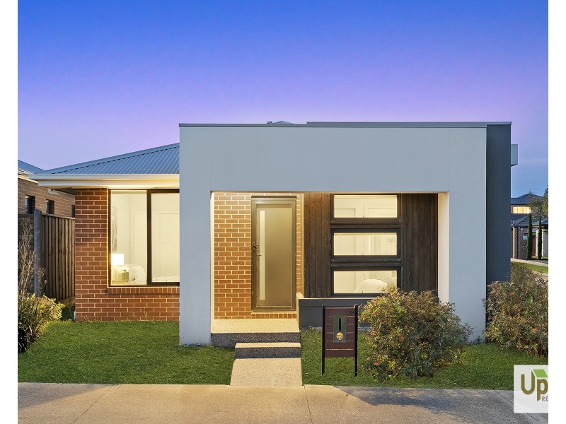 38 Precinct Walk, Clyde North VIC 3978