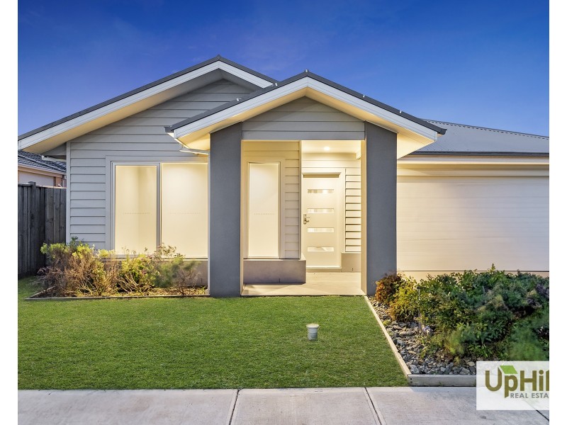 3 Whispering Way, Clyde North VIC 3978