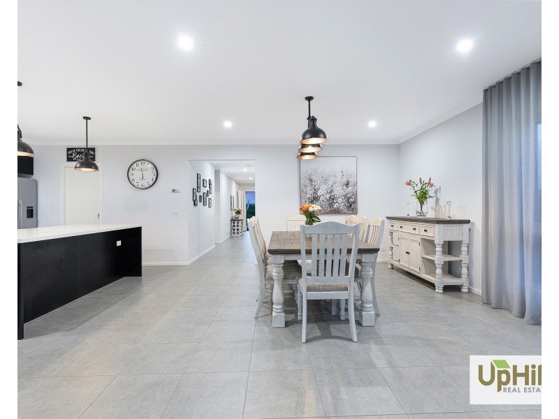 10 Bronnie Street, Clyde North VIC 3978