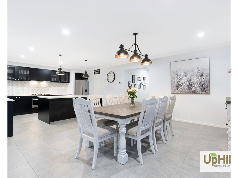 10 Bronnie Street, Clyde North VIC 3978